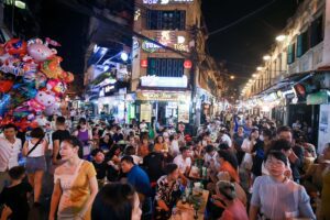 La rue de la bière de pression à Hanoi - un point fort de la vie nocturne locale à Hanoi