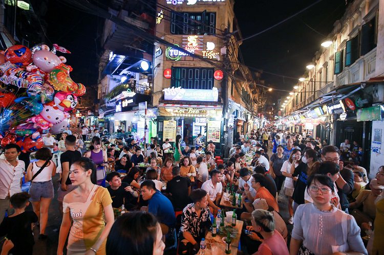 La rue de la bière de pression à Hanoi –  un point fort de la vie nocturne locale à Hanoi