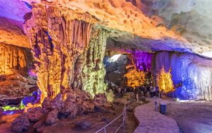 Les plus belles grottes de la baie d'Halong