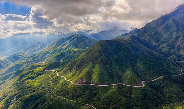 Le col de Khau Pha, Yen Bai, une des routes les plus sinueuses et escarpées du Vietnam